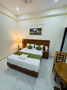 Postel nebo postele na pokoji v ubytování The Virtus Hotel Couple Friendly and Corporate Friendly Greater Noida