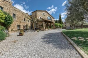 eine leere Einfahrt vor einem Gebäude in der Unterkunft Casa Rural La Pallissa de Llampaies in Llampaies