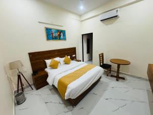 Postel nebo postele na pokoji v ubytování The Virtus Hotel Couple Friendly and Corporate Friendly Greater Noida