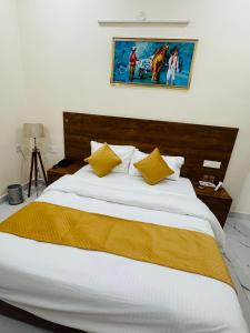 Postel nebo postele na pokoji v ubytování The Virtus Hotel Couple Friendly and Corporate Friendly Greater Noida