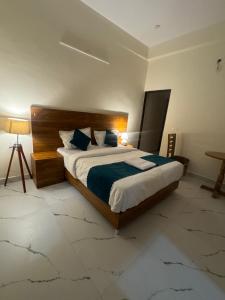 Postel nebo postele na pokoji v ubytování The Virtus Hotel Couple Friendly and Corporate Friendly Greater Noida