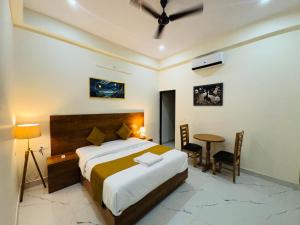 Postel nebo postele na pokoji v ubytování The Virtus Hotel Couple Friendly and Corporate Friendly Greater Noida