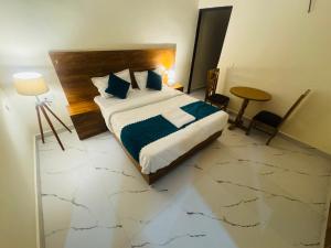 Postel nebo postele na pokoji v ubytování The Virtus Hotel Couple Friendly and Corporate Friendly Greater Noida