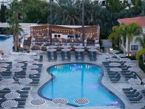 Piscina di King Jason Paphos - Designed for Adults by Louis Hotels o nelle vicinanze