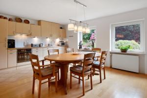 Kuchyň nebo kuchyňský kout v ubytování Ferienwohnung mit 100qm mit Garten + 18 fotografií