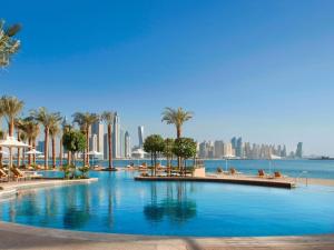 einen großen Pool mit Stadtblick in der Unterkunft DAYF-FMT Fairmont Palm with Pool and Beach Access in Dubai