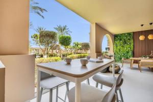 Ein Garten an der Unterkunft DAYF-FMT Fairmont Palm with Pool and Beach Access