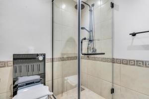 Ein Badezimmer in der Unterkunft DAYF-FMT Fairmont Palm with Pool and Beach Access