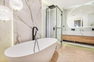 Ein Badezimmer in der Unterkunft DAYF-FMT Fairmont Palm with Pool and Beach Access