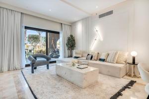una sala de estar con un sofá y una mesa en DAYF-FMT Fairmont Palm with Pool and Beach Access, en Dubái 37 fotos más