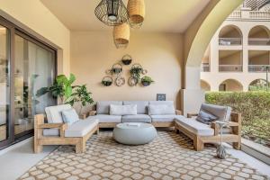 una sala de estar con un sofá y sillas en DAYF-FMT Fairmont Palm with Pool and Beach Access, en Dubái