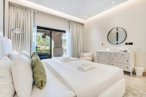 Ein Bett oder Betten in einem Zimmer der Unterkunft DAYF-FMT Fairmont Palm with Pool and Beach Access