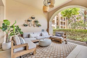 Ein Sitzbereich in der Unterkunft DAYF-FMT Fairmont Palm with Pool and Beach Access