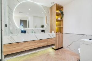 Ein Badezimmer in der Unterkunft DAYF-FMT Fairmont Palm with Pool and Beach Access