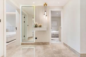 Ein Badezimmer in der Unterkunft DAYF-FMT Fairmont Palm with Pool and Beach Access