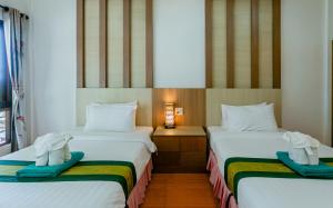 Кровать или кровати в номере Tonsai Bay Resort