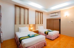 Кровать или кровати в номере Tonsai Bay Resort