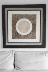 een foto boven een bed met een witte bank bij Apartamento Marina Roses 4 in Roses