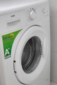 een witte wasmachine in een kamer bij Apartamento Marina Roses 4 in Roses