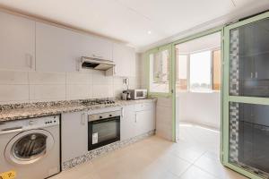 O bucătărie sau chicinetă la Confort et style en pleins centre de Hivernage