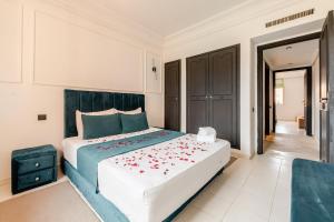 Un pat sau paturi într-o cameră la Confort et style en pleins centre de Hivernage +20 fotografii