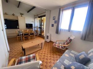 TV a/nebo společenská místnost v ubytování Maison T3 face à la mer, 4 pers, parking privé, plage ~500m, commerces proches - FR-1-81-72