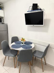 Μια τηλεόραση ή/και κέντρο ψυχαγωγίας στο Apartment Emica