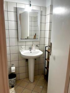 A bathroom at "Villa Kanavos" apts