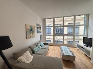 Μια τηλεόραση ή/και κέντρο ψυχαγωγίας στο Grand appartement T2 proche plage avec wifi, ascenseur et cuisine équipée - FR-1-197-135