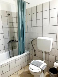A bathroom at "Villa Kanavos" apts