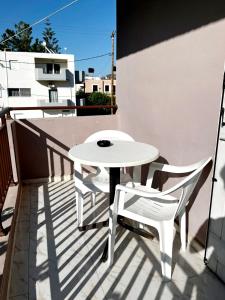 A balcony or terrace at "Villa Kanavos" apts