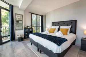 a bedroom with a large bed with yellow pillows at L'Adriana 102 - Clim & wifi - Proximité mer in Carry-le-Rouet