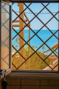 a window with a view of the ocean at Casa vacanza 'Note di mare' in Torvaianica +3 photos