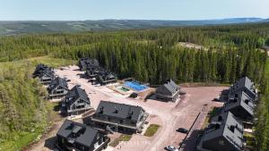 una vista aérea de un grupo de casas rodantes en Lindvallen Ski Resort Pool and Padel - Sauna - 7 Guests, en Sälen