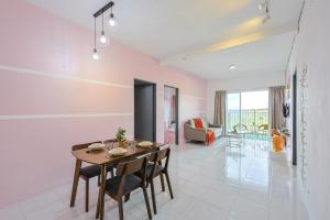 Χώρος καθιστικού στο Luxury Pokemon Room With kids Playground Clover Home G-15