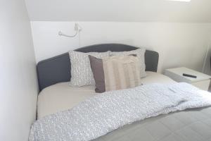 Ліжко або ліжка в номері Pizza House Bed Simrishamn