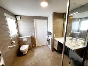Ένα μπάνιο στο Appartement T3 avec Mezzanine, Balcon et Garage au Centre des Sables-d'Olonne - FR-1-92-883 +21 φωτογραφίες