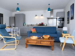 ein Wohnzimmer mit einer blauen Couch und einem Couchtisch in der Unterkunft Maison moderne près plage Aiguillon - 2 chambres, terrasse, jardin, parking - Calme et confort - FR-1-420-63 in Arcachon + 22 Fotos