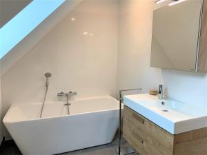 Koupelna v ubytování Maison neuve 4 pièces 130m² proche plage, 8 pers - FR-1-478-194 + 7 fotografií