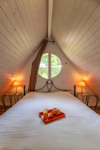 un vassoio di cibo su un letto in una tenda di Lagrange Vacances - Résidence Jardin Mauresque ad Arcachon