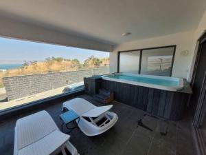 Postel nebo postele na pokoji v ubytování C Kinneret 2BR With Private Pool