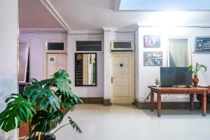 TV a/nebo společenská místnost v ubytování RedDoorz near Batik Tulis Celaket 2