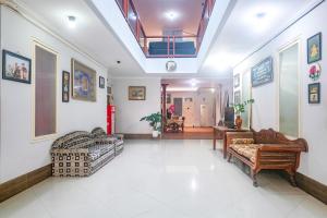 Posezení v ubytování RedDoorz near Batik Tulis Celaket 2