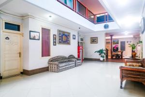 Posezení v ubytování RedDoorz near Batik Tulis Celaket 2
