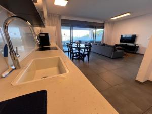TV a/nebo společenská místnost v ubytování C Kinneret 2BR With Private Pool
