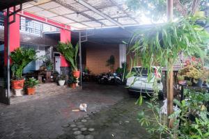 Zahrada ubytování RedDoorz near Batik Tulis Celaket 2