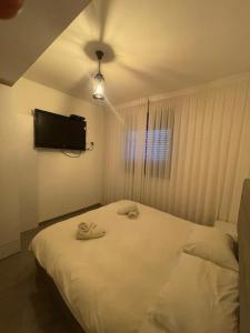 Postel nebo postele na pokoji v ubytování C Kinneret 2BR With Private Pool