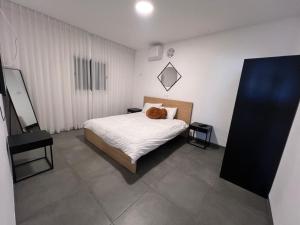 Postel nebo postele na pokoji v ubytování C Kinneret 2BR With Private Pool