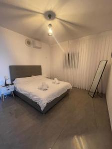 Postel nebo postele na pokoji v ubytování C Kinneret 2BR With Private Pool