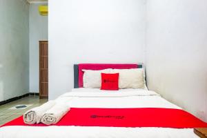 Postel nebo postele na pokoji v ubytování RedDoorz near Batik Tulis Celaket 2